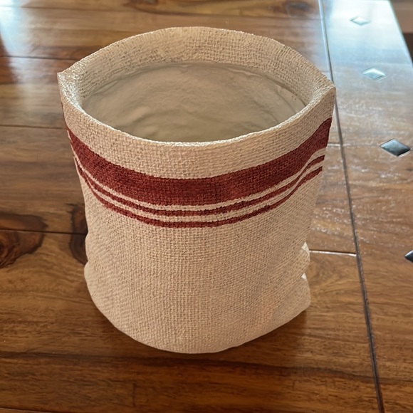 Resin Vase or flower pot - nice for holiday greens or even candy canes or snacks - Picture 5 of 9